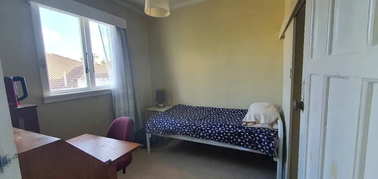 Phòng Single Cho Thuê Mt Eden, Auckland-phòng được thiết kế rộng rãi (9 m²), sạch sẽ, có nhiều cửa sổ