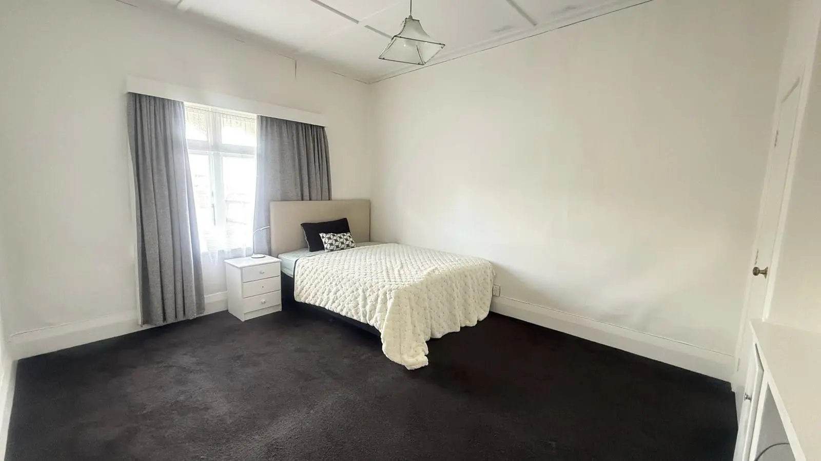 Cho thuê Phòng đôi (Double Bedroom) rộng rãi, ánh sáng tự nhiên tại One Tree Hill, Auckland